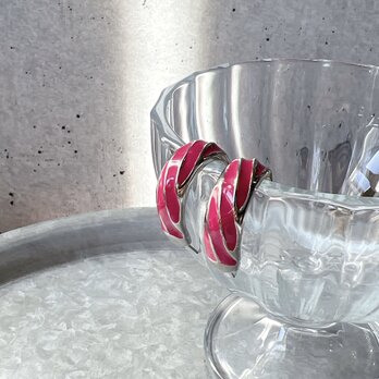 P542- ヴィンテージピアス U.S.A. 1980s Silver Tone Pink Enamel Harf Hoopの画像