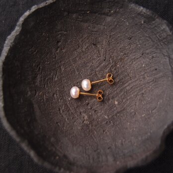 【K14gf】Baby Baroque Pearl Earrings／White・ベビーバロックパール スタッドピアス（s）の画像