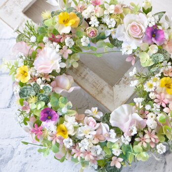 ピンクのスイトピー　ちいさなパンジーと小花のリースの画像