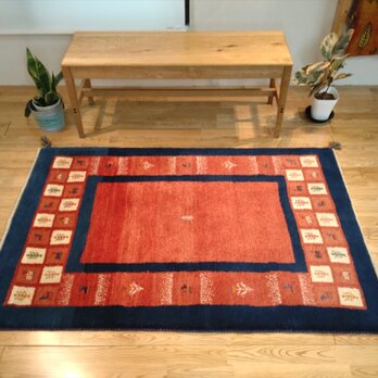 新入荷】ペルシャ　ギャッベ　ソファー前　ハーフラグ　厚みがある　153×100cm　茜色　紺色　RJ3324Gの画像