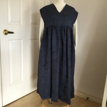 たっぷりとした袖無しワンピース（羽織用の反物使用）