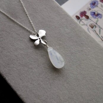 天然石のネックレス ■ ボタニカルデザイン 花弁4枚  Sliverfiled ■ ホワイトラブラドライト 大粒ドロップ　の画像