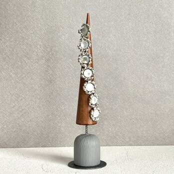 ホワイトシェルと錫のツリーオブジェの画像