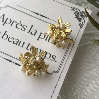 ガラスパール の 小花 チタンピアスの画像