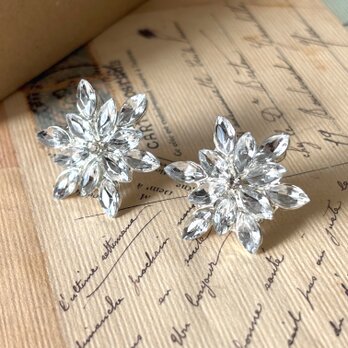 ピアス　ラインストーンの雪の結晶カボション　ゴールド　冬　ホワイト　白　透明　スノーフレーク　クリスマス　大きめ　大振りの画像