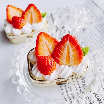 春待ち苺のピルケース　strawberry スイーツデコ  フェイクスイーツの画像