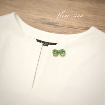 sweet ribbon motif  スウィートリボンのブローチ  green rose  ラッカービーズの画像