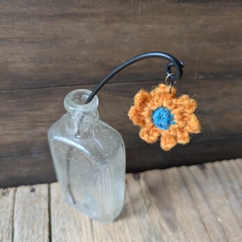 ニットの小花のガーデンピックの画像