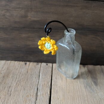 ニットの小花のガーデンピックの画像