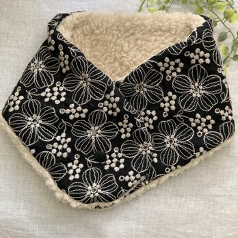 ハンドメイドネックウォーマー北欧リネン黒花と実刺繍ファの画像