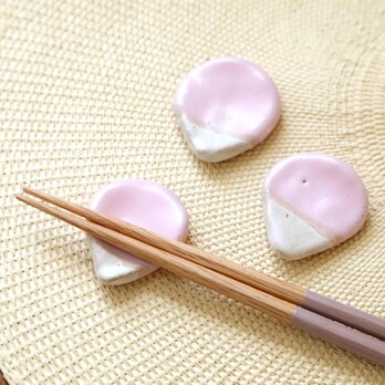 ひとひらの鴇色の花びら 陶の箸置きの画像