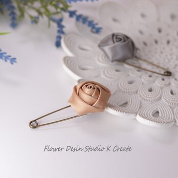 リボンの薔薇のストールピン（グレー・ベージュ）　大人可愛い　お洒落　スカーフ留め　ストールピン　カブトピンの画像