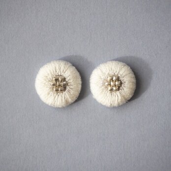 刺繍ピアス　オフホワイト　雪の輝き。　クリスマス/ホリデーシーズンにの画像