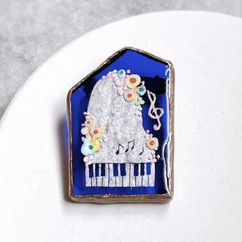 ピアノのブローチ　bloom　ステンドグラスの画像