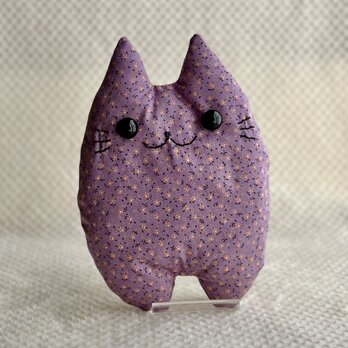 紫の花柄の猫のぬいぐるみ「ふにゃ〜た」の画像