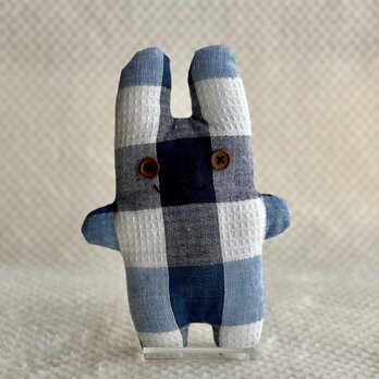 ブルーチェックのちびウサギのぬいぐるみの画像