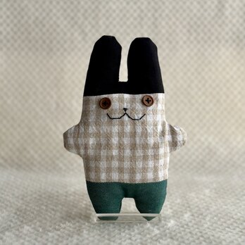 黒い帽子のちびウサギのぬいぐるみの画像