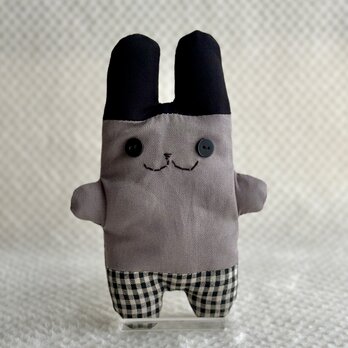 黒い帽子のグレーのちびウサギのぬいぐるみの画像