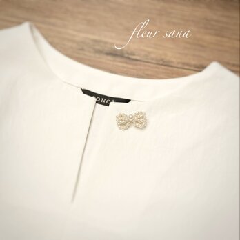 sweet ribbon motif  スウィートリボンのブローチ  white  シルキーパールの画像