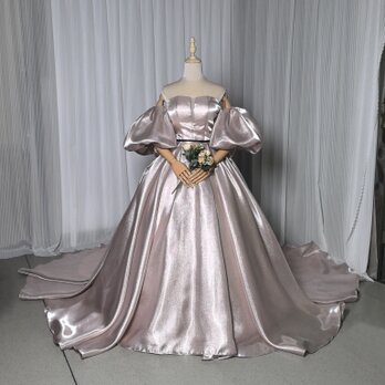 カラードレス カーキ色 ベアトップ ベルト パフスリーブ 編み上げ ロングトレーン 光沢感 滑らか 前撮り 結婚式の画像