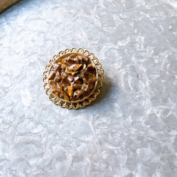 U.S.A. 1970〜80s Amber Lucite crushed gold tone round broochの画像