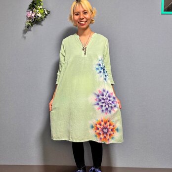 タイダイ染め　チュニック　ワンピース　薄萌葱色 （うすもえぎいろ）に3連の可憐な花 HD22-97の画像