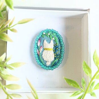 ビーズで飾ったこねこと草花のミニ刺繍ブローチ【botanical】#334の画像
