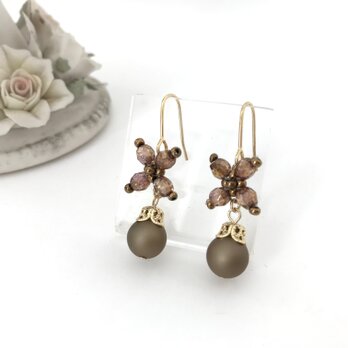 フラワーモチーフ の アンティーク調 ピアス ブラウン 茶 チェコガラス ビーズ