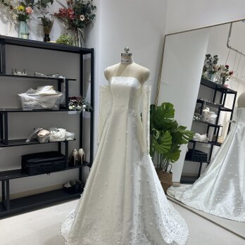 華やか ウェディングドレス ベアトップ 取り外し袖 花モチーフ 光沢サテン 結婚式 抜群のおしゃれ見えの画像