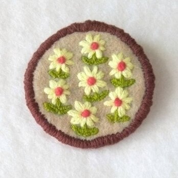 ちょっとレトロなお花畑の刺繍ブローチの画像