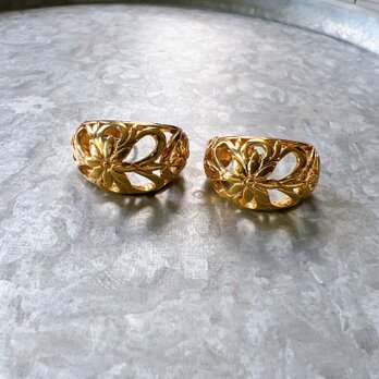Y1043-ヴィンテージイヤリング U.S.A. Gold Tone Flower Openwork Large Hoopの画像