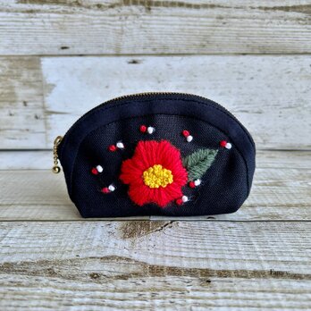 レトロかわいい手刺繍椿の小さなラウンドポーチ　コインケース　国産帆布　小物入れ　手のひらサイズの画像