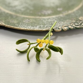 布花　天然石と不思議な魅力のヤドリギの小ぶりなブローチ　アジアタイプの画像
