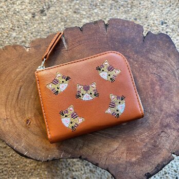 L字ファスナーミニ財布（赤茶の革に茶トラ猫の刺繍）02014-11