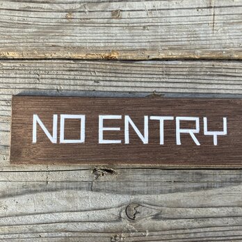 signpainterが描いた　「NO ENTRY」　手描きの木doorプレート　③の画像