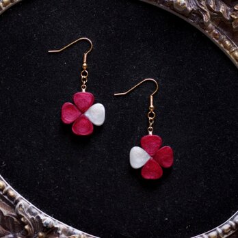 レジンアート　クローバーのピアス〈薔薇色の便り〉の画像