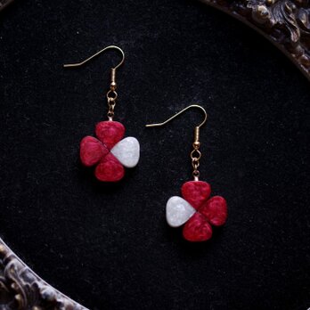 レジンアート　クローバーのピアス〈薔薇色の便り〉