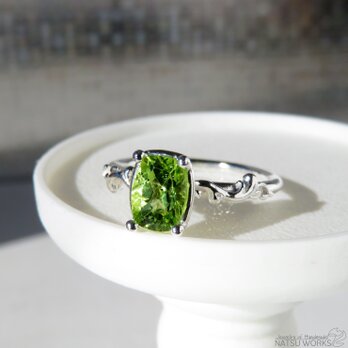 リリーパッド ペリドット リング / Lilypad in Peridot Ringの画像