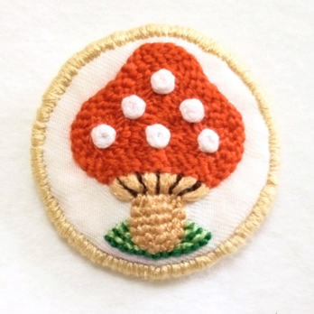 水玉きのこ　丸型の刺繍ブローチ　朱色とベージュの画像