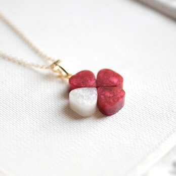 レジンアート　クローバーのペンダント〈薔薇色の便り〉