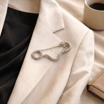 Snake 蛇  ヘビモチーフ 光沢シルバー ブローチ【ebro14-3】