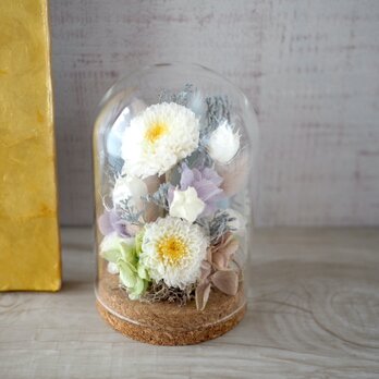 パステルカラーのガラスドームのお供え花の画像