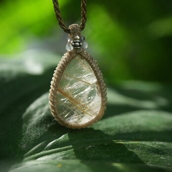 ドロップに金色ライン ゴールドルチルクォーツ マクラメネックレス1832