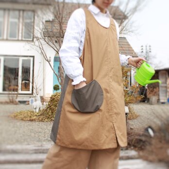 エプロン　着丈調整可能　プレゼント　フリーサイズ　バッククロスエプロン　ブラウン　ギフト　カフェ　ガーデニング　花屋　の画像