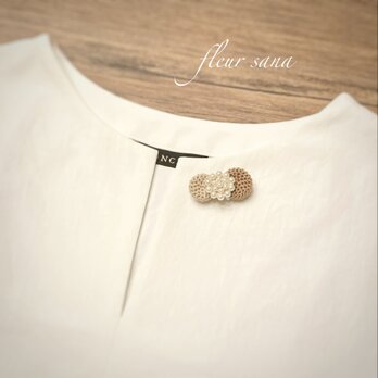 unique motif  シルキーパールとクロッシェのブローチ〈ribbon〉brown・beigeの画像