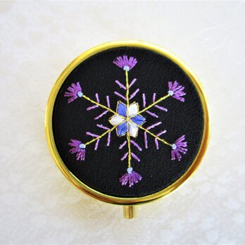 日本刺繡　雪の結晶　絹のピルケース アクセサリーケース（ミラー付き）★ブラック×紫の画像