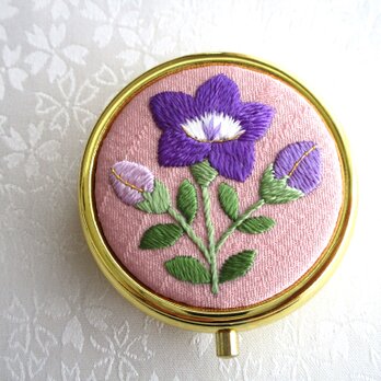 桔梗の日本刺繍　絹のアクセサリーケース（ミラー付き） ＊ 間仕切りなしタイプ　★薄桜×紫の画像