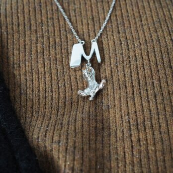 爪をひっかけた白のイニシャルSilverペンダントMの画像