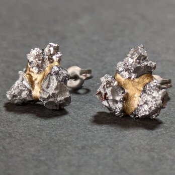 玉鋼の金継ぎピアスの画像