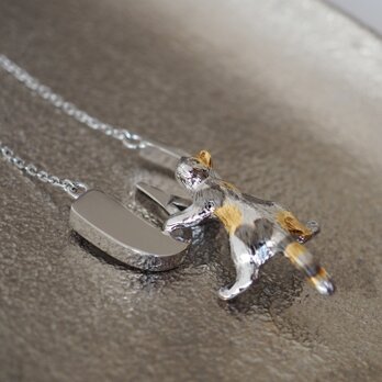 ふりむき三毛猫のイニシャルSilverペンダントWの画像